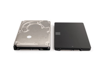 现代固态硬盘和老硬盘驱动器硬磁盘开车孤立的白色背景电脑硬件数据存储