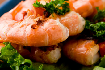 照片美味的烤虾在生菜床上与意大利辣香肠