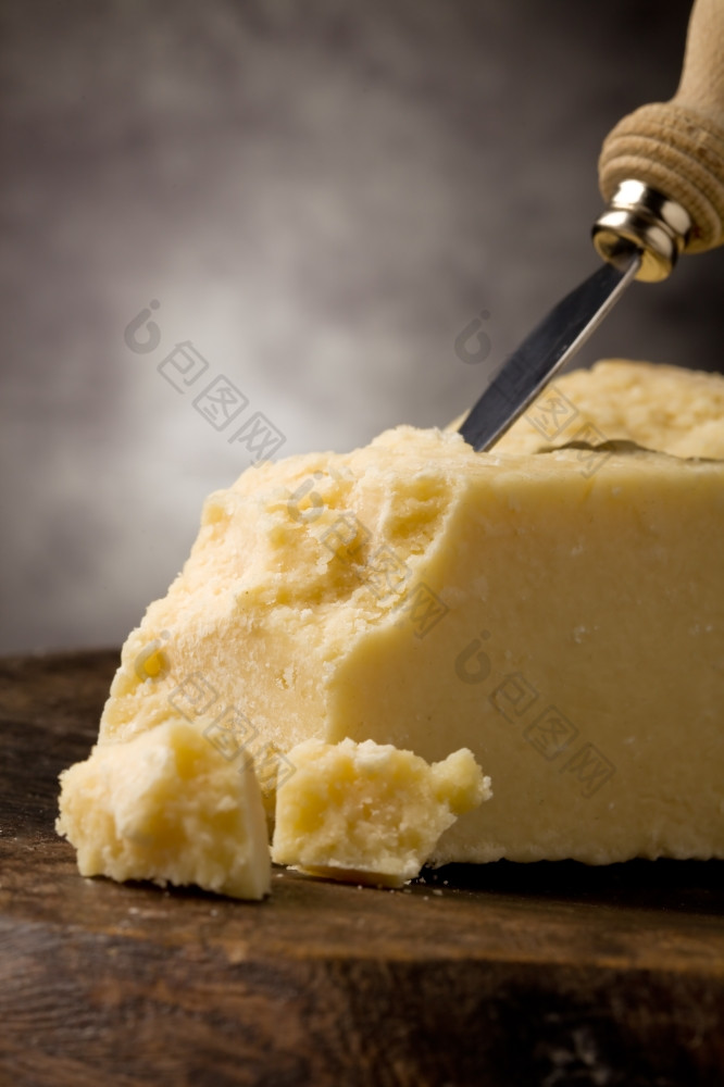 照片美味的意大利帕尔玛奶酪与刀木表格