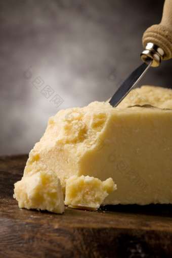 照片美味的意大利<strong>帕尔玛</strong>奶酪与刀木表格