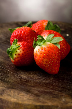 照片美味的红色的草莓木表格