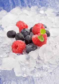 照片树莓而且蓝莓冰与薄荷叶子