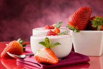 照片美味的草莓酸奶红色的玻璃表格