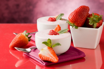 照片美味的草莓酸奶红色的玻璃表格