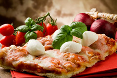 美味的片披萨与水牛马苏里拉奶酪木表格