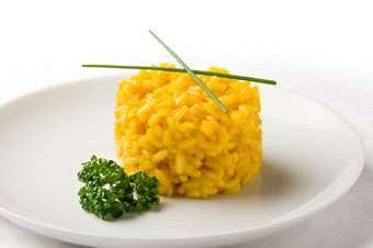照片美味的黄色的烩饭与藏红花白色孤立的背景