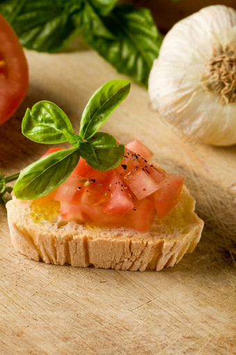 照片美味的意式烤面包片与西红柿木表格