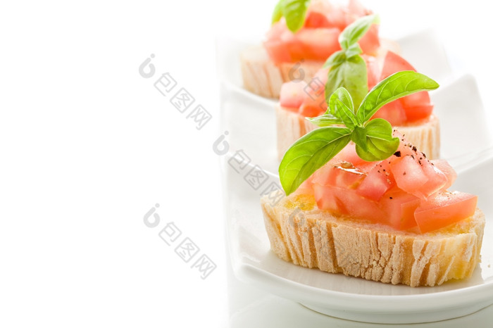 照片美味的意式烤面包片与西红柿木表格孤立的背景