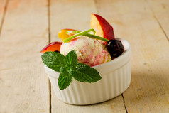照片美味的冰奶油与水果内部杯木表格