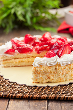 美味的草莓蛋糕与奶油木表格