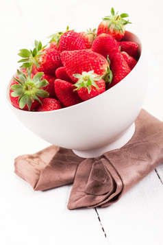 美味的草莓内部碗白色木表格