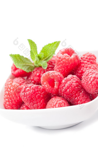 照片新鲜的树莓内部碗与薄荷白色背景