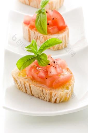 照片美味的意式烤面包片与西红柿木表格孤立的背景