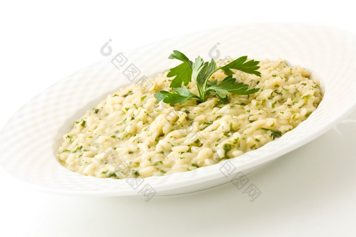 照片美味的烩饭菜与草本植物白色背景
