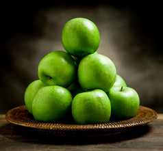 照片美味的绿色苹果内部篮子木表格