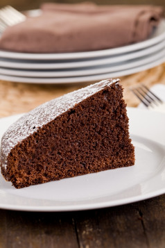 照片美味的巧克力蛋糕木表格