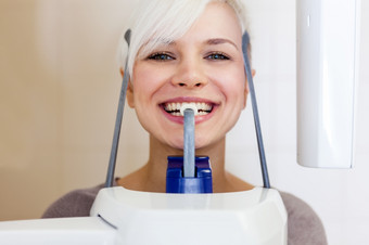 照片高加索人微笑女人做<strong>牙科</strong>扫描