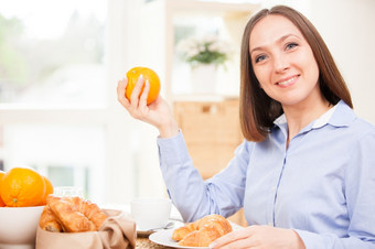 微笑浅黑<strong>肤色</strong>的女人女商人有<strong>健康</strong>的早餐首页