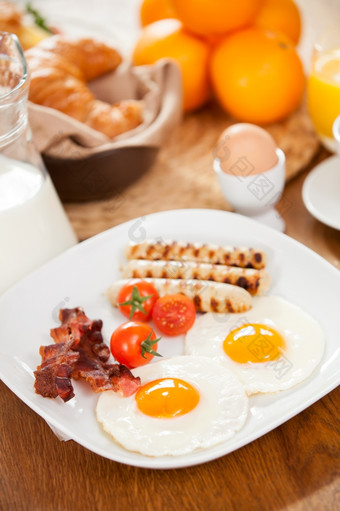照片早餐表格与板美味的英语早餐