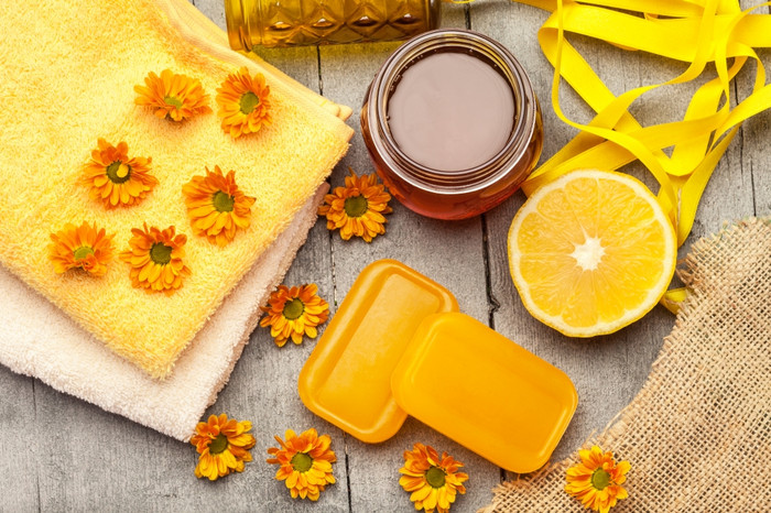前视图蜂蜜肥皂与柠檬在木表格