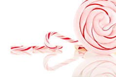 照片色彩斑斓的糖果在白色孤立的背景