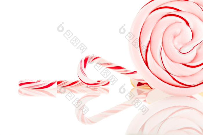 照片色彩斑斓的糖果在白色孤立的背景