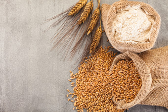 照片<strong>小麦</strong>谷物和面粉的木表格