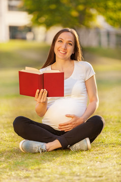 照片高加索人怀孕了女人阅读书绿色场