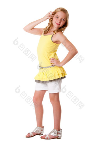 美丽的可爱的金发碧眼的年轻的少年女孩穿时尚衣服黄色的分层衬衫柔韧的白色短裤而且带孤立的
