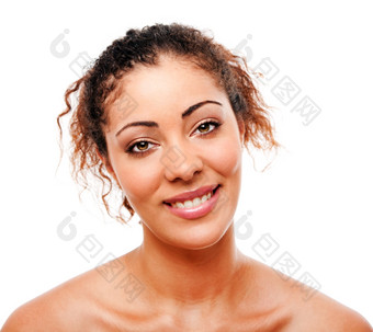 女脸与美丽的微笑而且清洁清晰的皮肤与混乱的头发<strong>护肤品</strong>概念孤立的