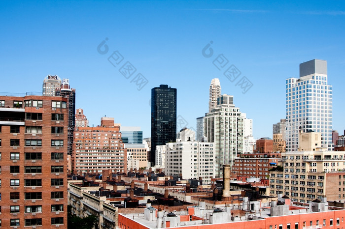 视图大都会城市希里斯摩天大楼屋顶下深蓝色的春天夏天天空上东一边高建筑查看从以上曼哈顿新纽约城市