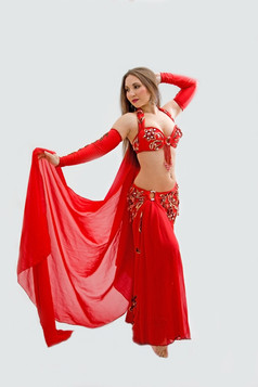 美丽的肚子舞者红色的装持有面纱孤立的