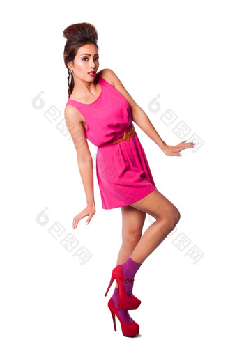 美丽的有吸引力的时尚女人粉红色的衣服显示<strong>曲线</strong>长腿而且时髦的发<strong>型</strong>