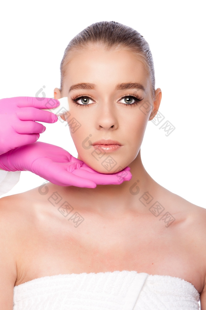 美丽的脸清洗化妆品护肤品水疗中心美治疗与粉红色的手套和海绵白色