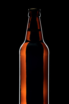 瓶层啤酒从棕色（的）玻璃孤立的黑色的背景