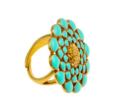 珠宝黄色的环与蓝色的花点缀