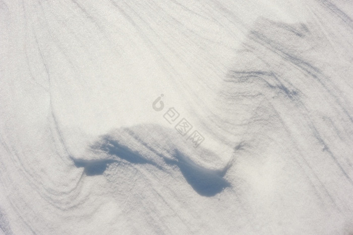 粗纹理的雪重音滑动太阳光图片