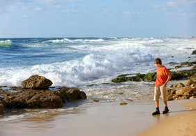 男孩的海岸的地中海海以色列男孩的海滨