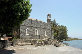 教堂的主导地位彼得的海岸的海加利利教堂的主导地位彼得
