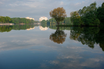 景观与湖的早期早....的城市公园明斯克白俄罗斯湖城市公园