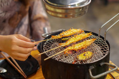 咸烤虾串服务菜日本strandhotelelin风格酒吧餐厅日本海鲜开胃菜菜单亚洲街食物健康的吃概念