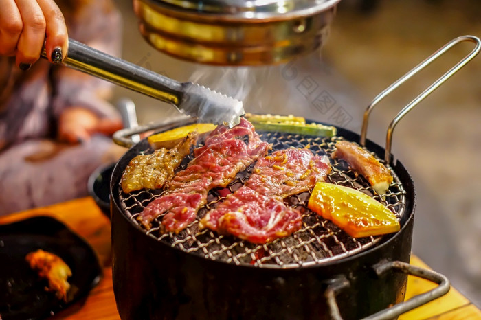 烧烤猪肉朝鲜文烧烤风格餐厅