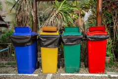 三个旋转空金属桶垃圾垃圾箱金属基地人行道上城市公共花园与房子的背景阳光明媚的一天瓜达拉哈拉哈利斯科州墨西哥