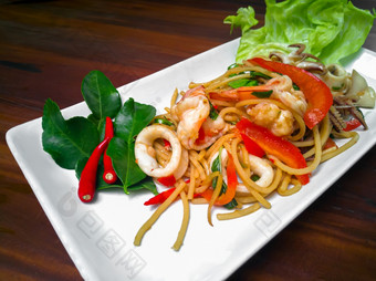 泰国食物风格意大利面垫记毛意大利面与虾贻贝和蔬菜白色碗背景前视图这食物大多数受欢迎的泰国食物炒辣的意大利面海鲜