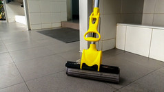 oilet地板上清洁与黄色的暴徒的厕所