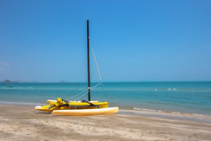 黄色的帆板运动船的桑迪海滩的海thailandthai