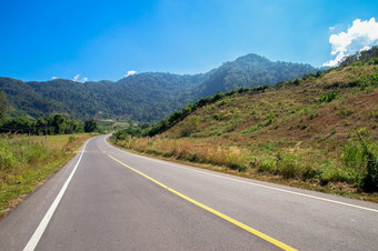 沥青路泰国山路的曲线的路的森林北部泰国