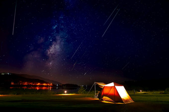 旅行和野营概念营帐篷晚上下天空完整的星星橙色照亮帐篷美丽的自然场森林<strong>平原</strong>月亮和月光