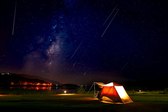 旅行和野营概念营帐篷晚上下天空完整的星星橙色照亮帐篷美丽的自然场森林平原月亮和月光