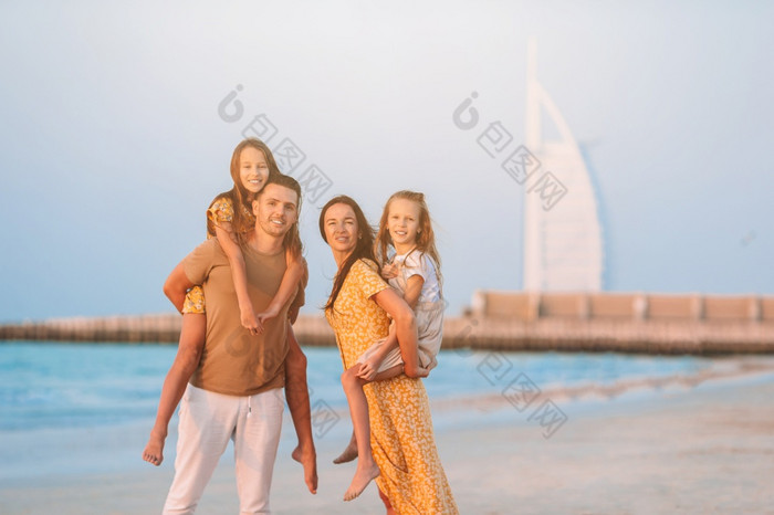 快乐家庭的海滩夏天假期迪拜阿联酋曼联阿拉伯阿联酋航空公司著名的旅游目的地快乐家庭的海滩在夏天假期